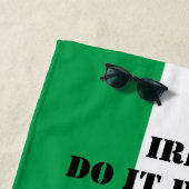 Plage Irlandais il améliorent le drapeau de la serviette (En situation)