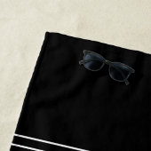 Plage Moderne Noir Monogramme Blanc Script Serviette de (En situation)