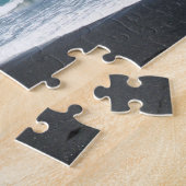 Plage noire de sable sur le puzzle denteux d'Hawaï (Côté)