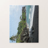 Plage noire de sable sur le puzzle denteux d'Hawaï (Vertical)