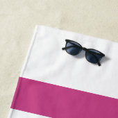 Plage Nom moderne Serviette de piscine rayée rose (En situation)
