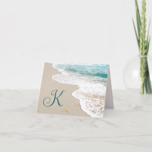 Plage océanique avec lettre monogramme K