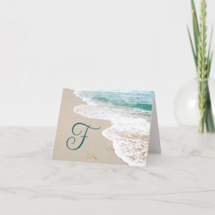 Plage océanique avec monogramme lettre F