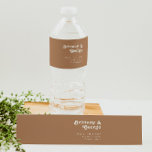 Plage Retro | Étiquette de bouteille d'eau Brown<br><div class="desc">Cette plage rétro | étiquette marron bouteille d'eau est parfait pour votre simple vintage, coloré boho tropical mariage d'été. Sa police bohème unique du milieu du siècle donne à ce design une ambiance minimaliste super hippie classique. Supposons que vous cherchiez un design qui présente des couleurs vives et rustiques de...</div>