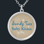 Plage Sandy Toes Salty Kisses Collier<br><div class="desc">Ce collier amusant et tropical plaqué argent est accentué avec le mignon dicton "Sandy Toes Salty Kisses" sur une plage de sable arrière - plan,  en faisant un cadeau sucré pour la mariée,  demoiselle d'honneur ou fille de fleurs.</div>