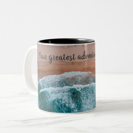 Plage scène plus grande aventure, Mug (Devant gauche)