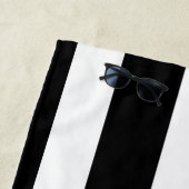 Plage Serviette noire et blanche personnalisée de rayure (En situation)