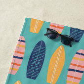 Plage Surfs Up Planches de surf rose et fleurs Serviette (En situation)