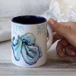 Plage Thématique Café Mugs Bleu Octopus<br><div class="desc">Ajoutez le style côtier à votre maison de plage. Ces tasses à café sur le thème de la plage présentent du poulpe bleu avec de l'art corallien de mer. Les mots "Seas the time" sont placés dans une typographie manuscrite. Pour voir d'autres tasses d'inspiration océanique, visitez le www.zazzle.com/dotellabelle Art unique...</div>