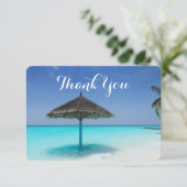 Plage tropicale avec Merci parapluie en chaume (Debout devant)
