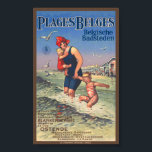 Plages Belges Poster vintage 1920<br><div class="desc">Affiche de voyage vintage montrant une femme tenant la main d'un enfant et portant un bébé pendant qu'ils marchent le long de la plage près de l'eau. Les mouettes volent dans le ciel, et d'autres plages et bâtiments sont visibles dans l'arrière - plan. Publié en 1920 en Belgique. Veuillez noter...</div>