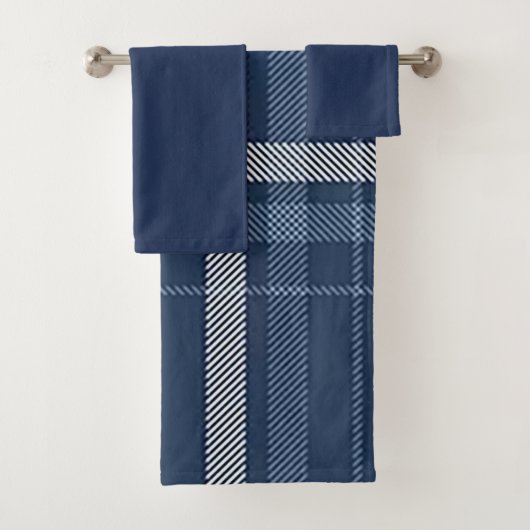 Plaid bleu avec ensemble de serviettes de bain à m (En situation)