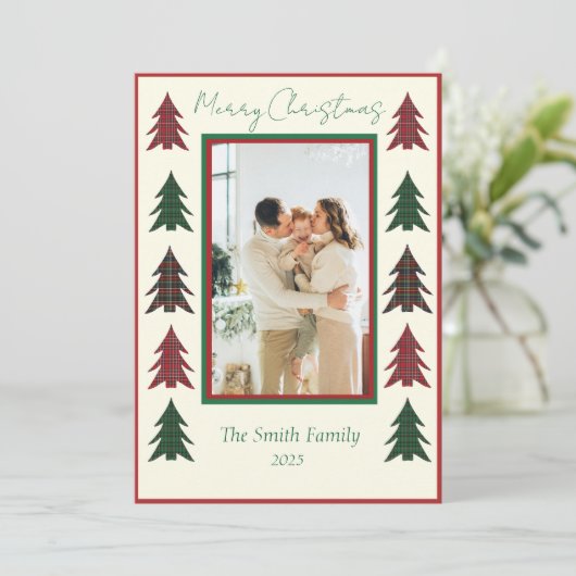 Plaid Red and Green Snowflakes & Christmas Trees Feestdagenkaart (Staand voorkant)