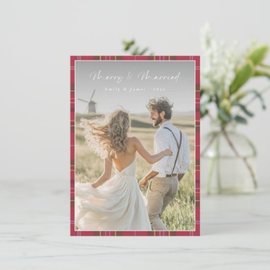 Plaid Script Vrolijk en getrouwd Pas getrouwd Kers Feestdagenkaart (Staand voorkant)