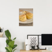 Plain scone met boter op bord poster (Thuiskantoor)