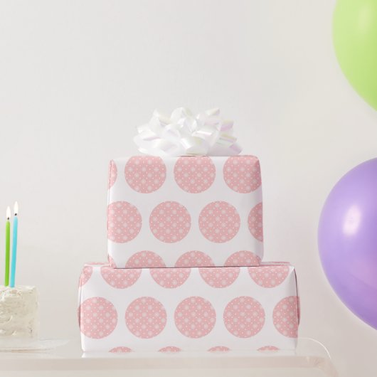 Plak roze polka stippen witte sneeuwvlokken cadeaupapier (Feestgeschenken)