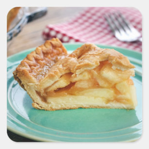 Plak van verse gebakken appeltaart op bord vierkante sticker