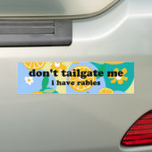 plakker op bumpersticker: rij niet te dicht achter bumpersticker (Op auto)