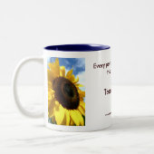 plan rapproché de tournesol par la tasse de (Gauche)