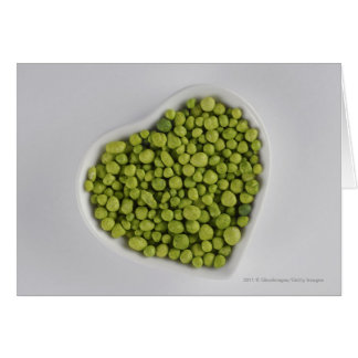 Plan rapproché des cailloux verts dans une cuvette