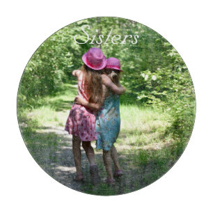Planche À Découper Amitié des soeurs dans le pays rustique du printem