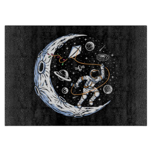 Planche À Découper Astronaute faisant voler un cerf-volant sur la Lun