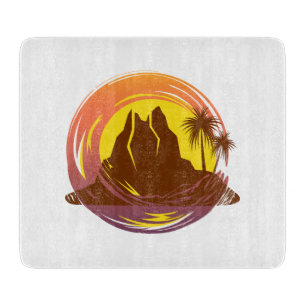Planche À Découper Badge avec paysage volcanique tropical et palmiers