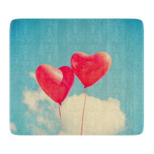 Planche À Découper Ballons du Coeur Rouge contre ciel nuageux