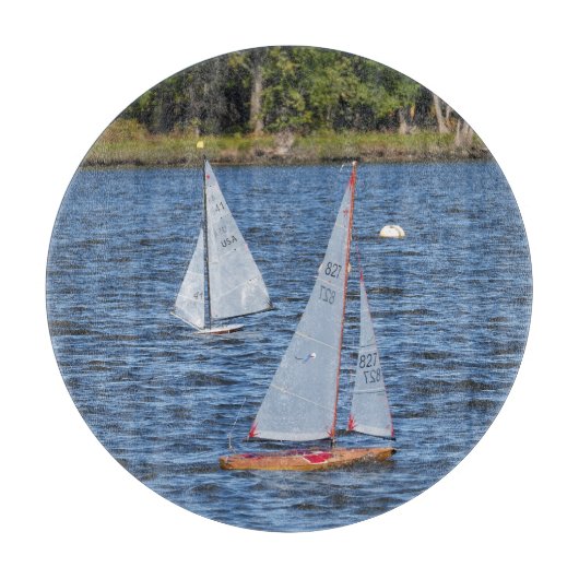 Planche À Découper Bateaux à voile contrôlés à distance sur l'eau (Devant)