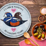Planche À Découper Beau Harlequin Canards Lovebirds<br><div class="desc">Célébrez n'importe quel anniversaire mariage avec cette élégante planche à découper en verre, qui présente une belle paire stylisée de canards arlequins ! Des lettres élégantes avec des confettis hexagonaux sur un arrière - plan bleu clair ajoutent une touche de nature et d'élégance à cette occasion spéciale et à cette...</div>