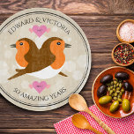 Planche À Découper Beaux Robins Européens : Un Anniversaire<br><div class="desc">Célébrez n'importe quel anniversaire de mariage avec cette élégante planche à découper en verre commémoratif ! Elégant lettrage noir et robins européens stylisés avec confettis hexagonaux sur un subtil arrière - plan beige ajoutent une touche de nature et d'élégance à cette occasion spéciale et jalon. Personnalisez avec les noms des...</div>