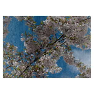 Planche À Découper Bel arbre de cerisier en fleurs sur fond de ciel b