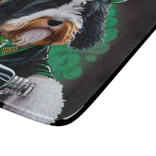 Planche À Découper Bernedoodle Chien conduisant vélo St. Patrick's Da (Coin)