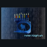 Planche À Découper Bleu brillant Chanukkah Menorah<br><div class="desc">Une menorah moderne,  métallique,  bleue de Chanukkah,  avec un lion en silhouette,  contre un arrière - plan sombre et nocturne. Les neuf bougies sont allumées. Le texte hébreu "Chag Chanukkah Sameach" (Hanoukka heureuse) apparaît également en bleu et blanc éclatant.</div>