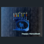 Planche À Découper Bleu brillant Chanukkah Menorah<br><div class="desc">Une menorah moderne,  métallique,  bleue de Chanukkah,  avec un lion en silhouette,  contre un arrière - plan sombre et nocturne. Les neuf bougies sont allumées. Le texte "Happy Hanoukka" apparaît également en bleu et blanc brillant.</div>