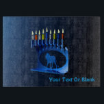 Planche À Découper Bleu brillant Chanukkah Menorah<br><div class="desc">Une menorah moderne,  métallique,  bleue de Chanukkah,  avec un lion en silhouette,  contre un arrière - plan sombre et nocturne. Les neuf bougies sont allumées. Ajoutez votre propre texte.</div>