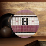 Planche À Découper Carrelage Bistro vintage Cranberry et Monogramme O<br><div class="desc">Cette planche à découper élégante de canneberge,  crème et or en faux tuiles est parfaite pour n'importe quelle maison. Ses lignes épurées,  ses couleurs simples et sa motif vintage sont intemporelles et polyvalentes. Un design de tuiles bistrot avec une surface qui est durable et facile à nettoyer.</div>