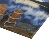 Planche À Découper Chaises En Bois Au Coucher Du Soleil Sur La Rive D (Coin)