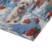 Planche À Découper Chien maltais courant dans la neige avec Casquette (Coin)