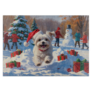 Planche À Découper Chien maltais courant dans la neige avec un chapea