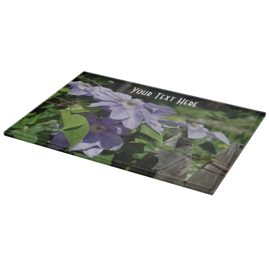 Planche À Découper Clematis Violet Fleurs Sur La Clôture Nature (Coin)