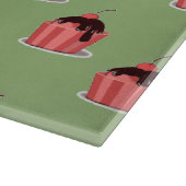 Planche À Découper Coupes de crème glacée rose sur vert (Coin)