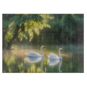 Planche À Découper Cygnes Mystiques Glissant Gracieusement Sur L'Étan