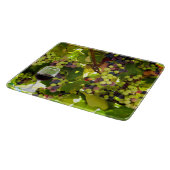 Planche À Découper Des raisins pourpres poussent sur la vigne avec du (Coin)