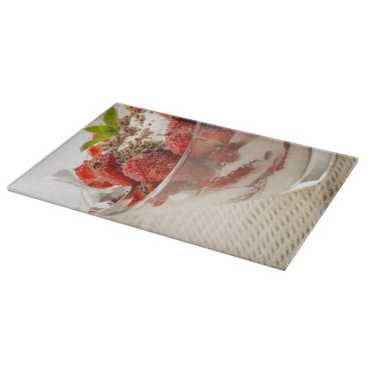 Planche À Découper Dessert de fraise avec du yaourt frais (Coin)