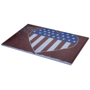 Planche À Découper Drapeau en forme de cœur peint sur une grange aprè
