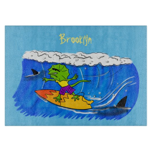 Planche À Découper Drôle caricature de surf de lézard au cou (Devant)