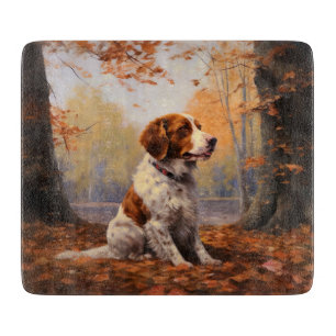 Planche À Découper Épagneul breton dans les feuilles d'automne qui to