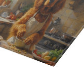 Planche À Découper Épagneul Sussex faisant la cuisine dans la cuisine (Coin)