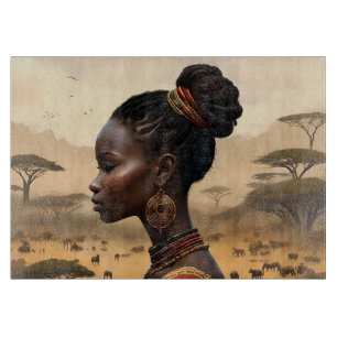 Planche À Découper Femme Tribale Qui Regarde Son Paysage Africain,